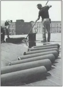 Aplicación de una impermeabilización asfáltica armada “in situ” con fieltro, alrededor de 1950