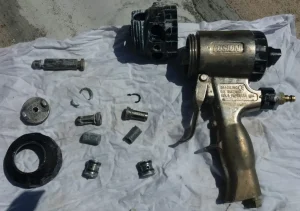 Despiece de pistola para proyección de poliurea, con rotura de juntas